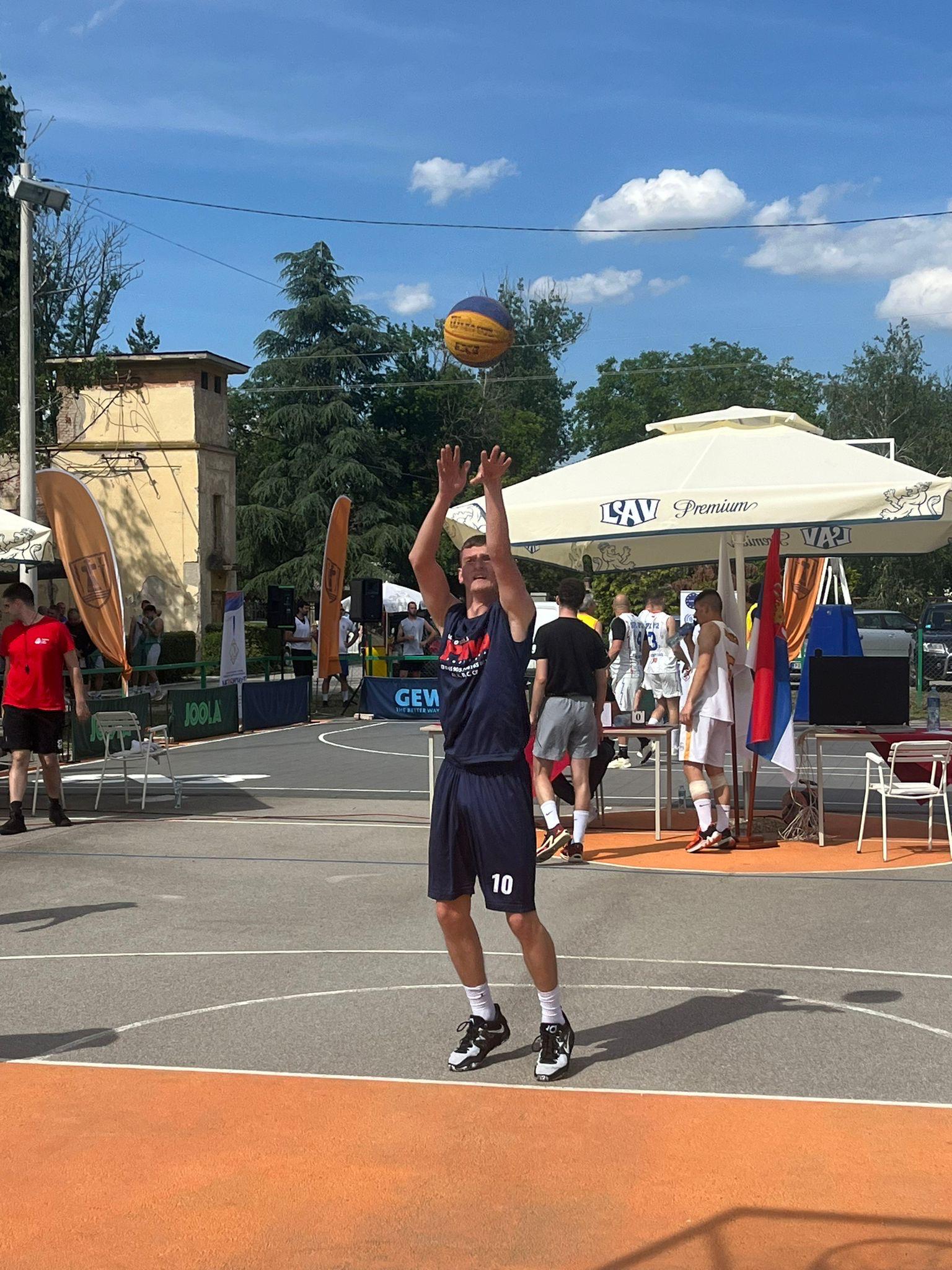 Košarkaški turnir: igrač u akciji